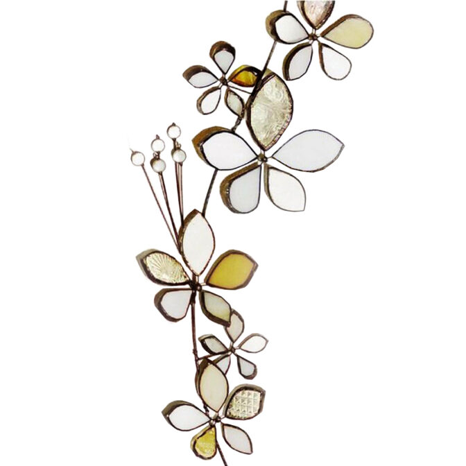 ホワイト色の花のサンキャッチャーロング2