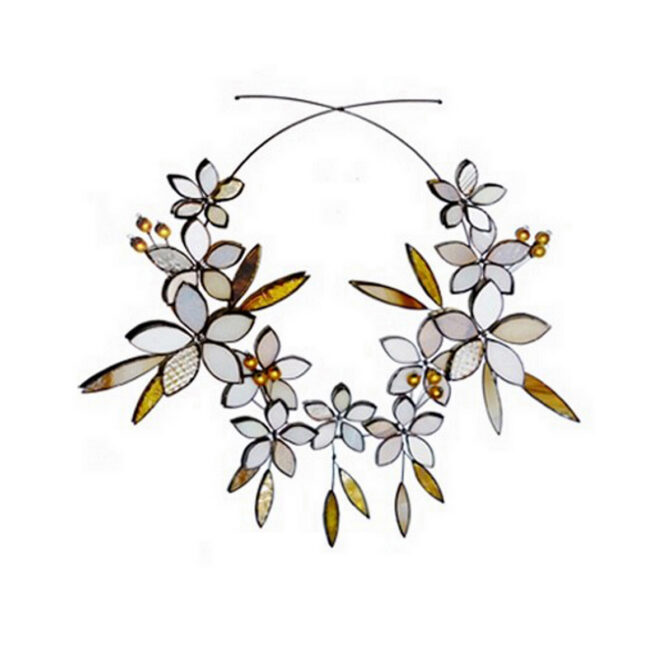 ホワイト色の大きめフラワーリース