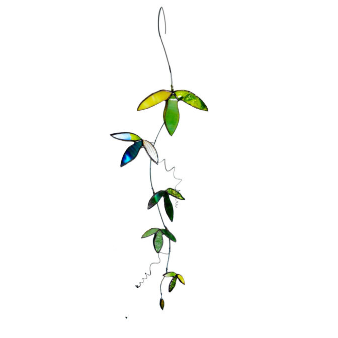 グリーン色の３枚葉のサンキャッチャー