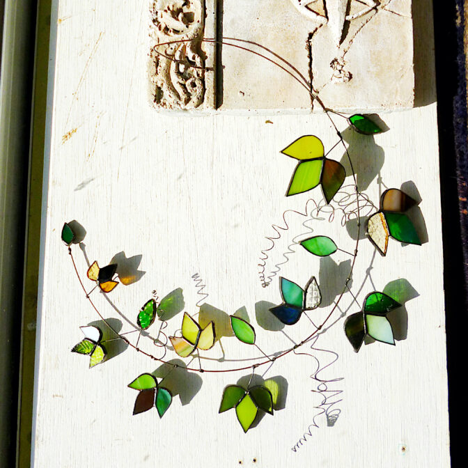 陽にあたるアイビーサンキャッチャー