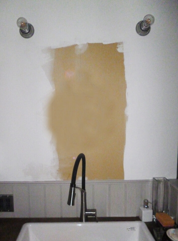 鏡のない洗面台